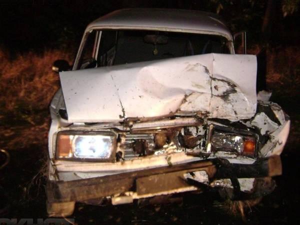 Вблизи Черкесска «Жигули» на полном ходу врезались в дерево